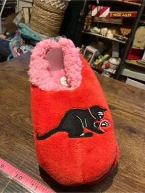 Snoozies slipper socks of cat & yarn design